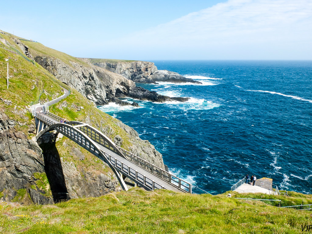 schilderachtig beeld van mizen head kust en brug in west-kurk, ierland